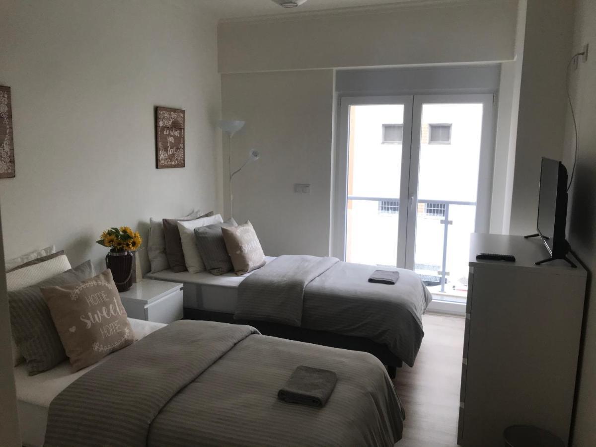 Modern Twin Room With A Balcony Монтижу Экстерьер фото
