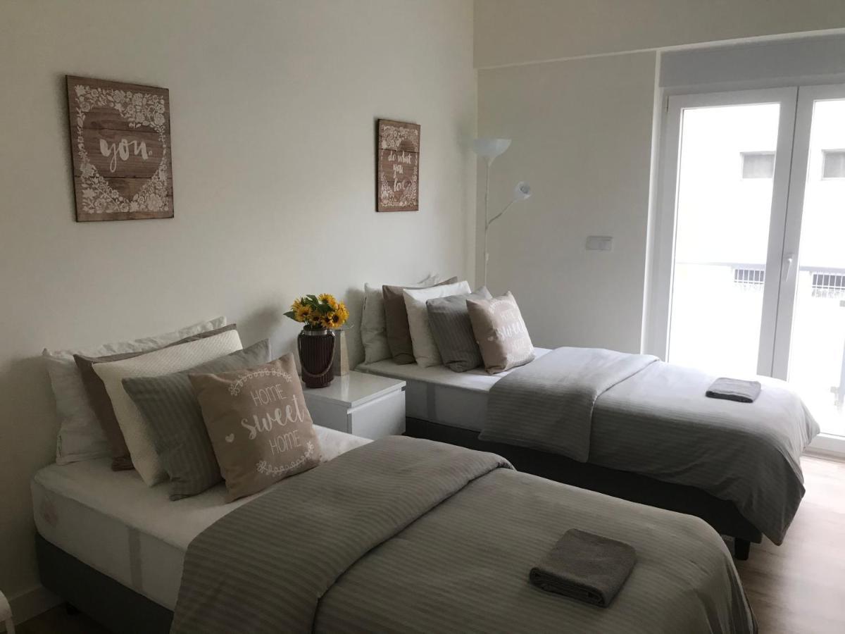 Modern Twin Room With A Balcony Монтижу Экстерьер фото