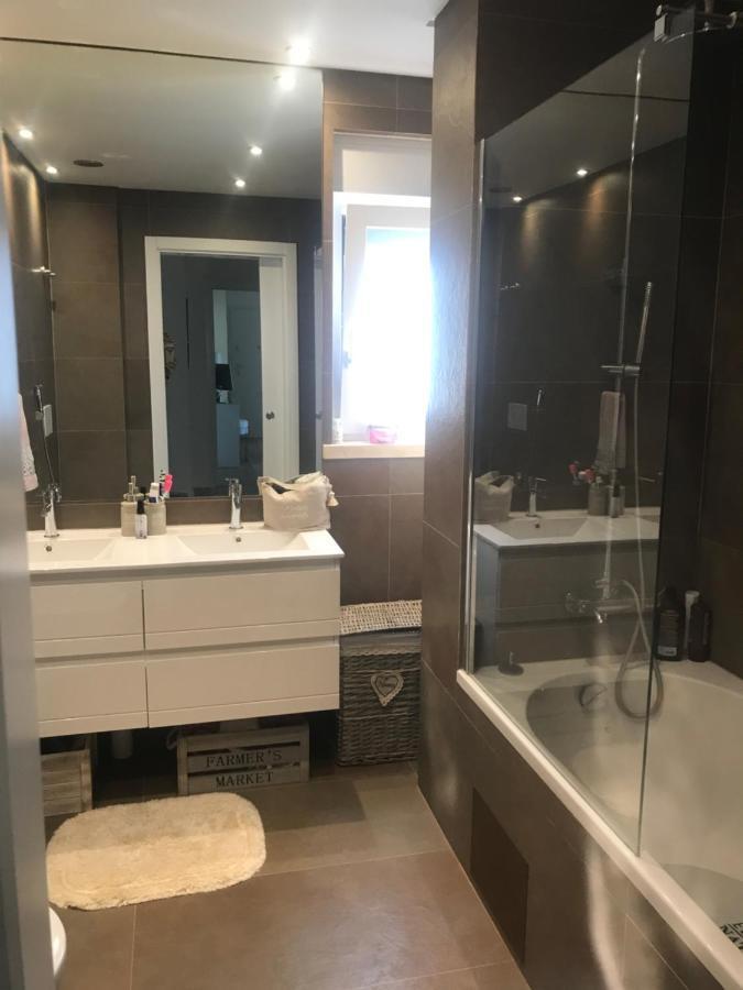 Modern Twin Room With A Balcony Монтижу Экстерьер фото