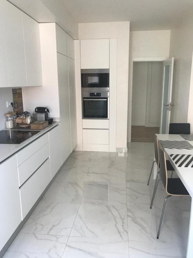 Modern Twin Room With A Balcony Монтижу Экстерьер фото