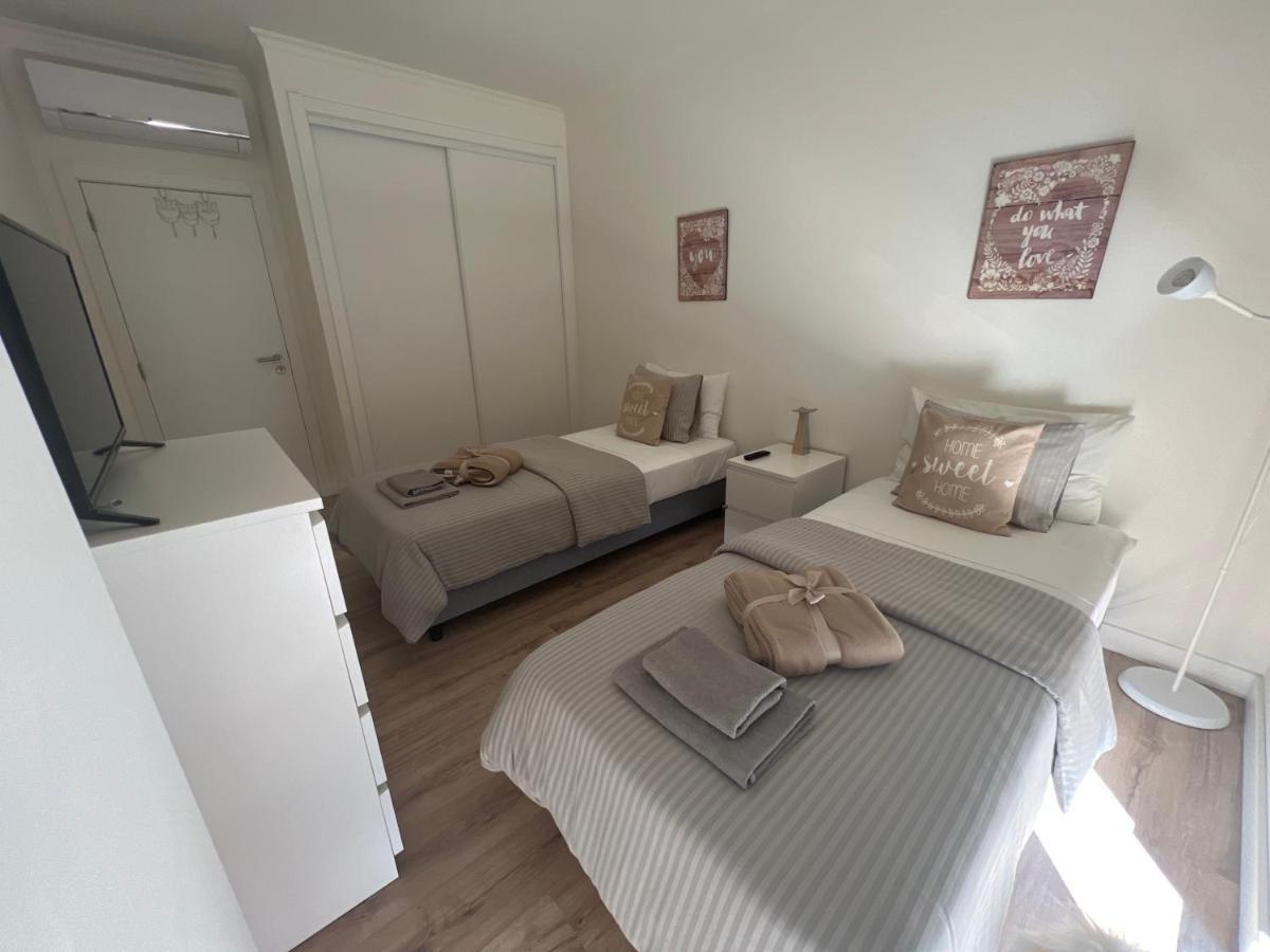 Modern Twin Room With A Balcony Монтижу Экстерьер фото