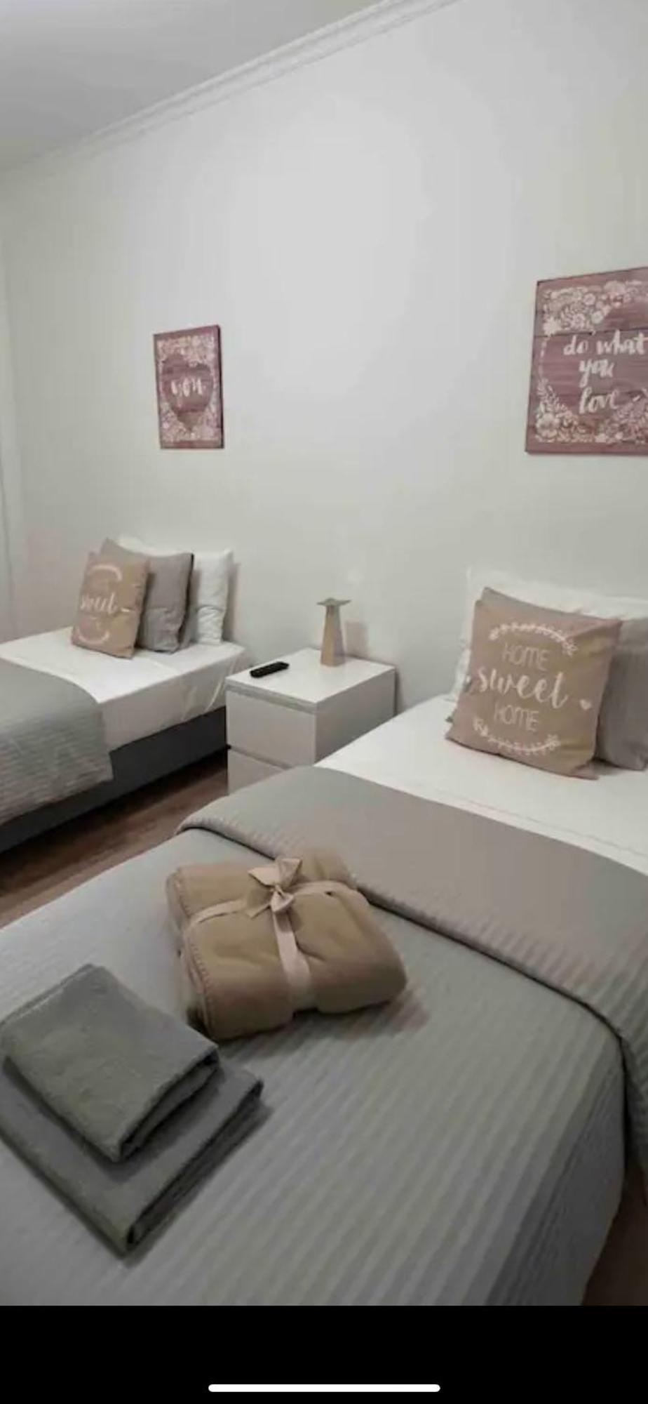 Modern Twin Room With A Balcony Монтижу Экстерьер фото