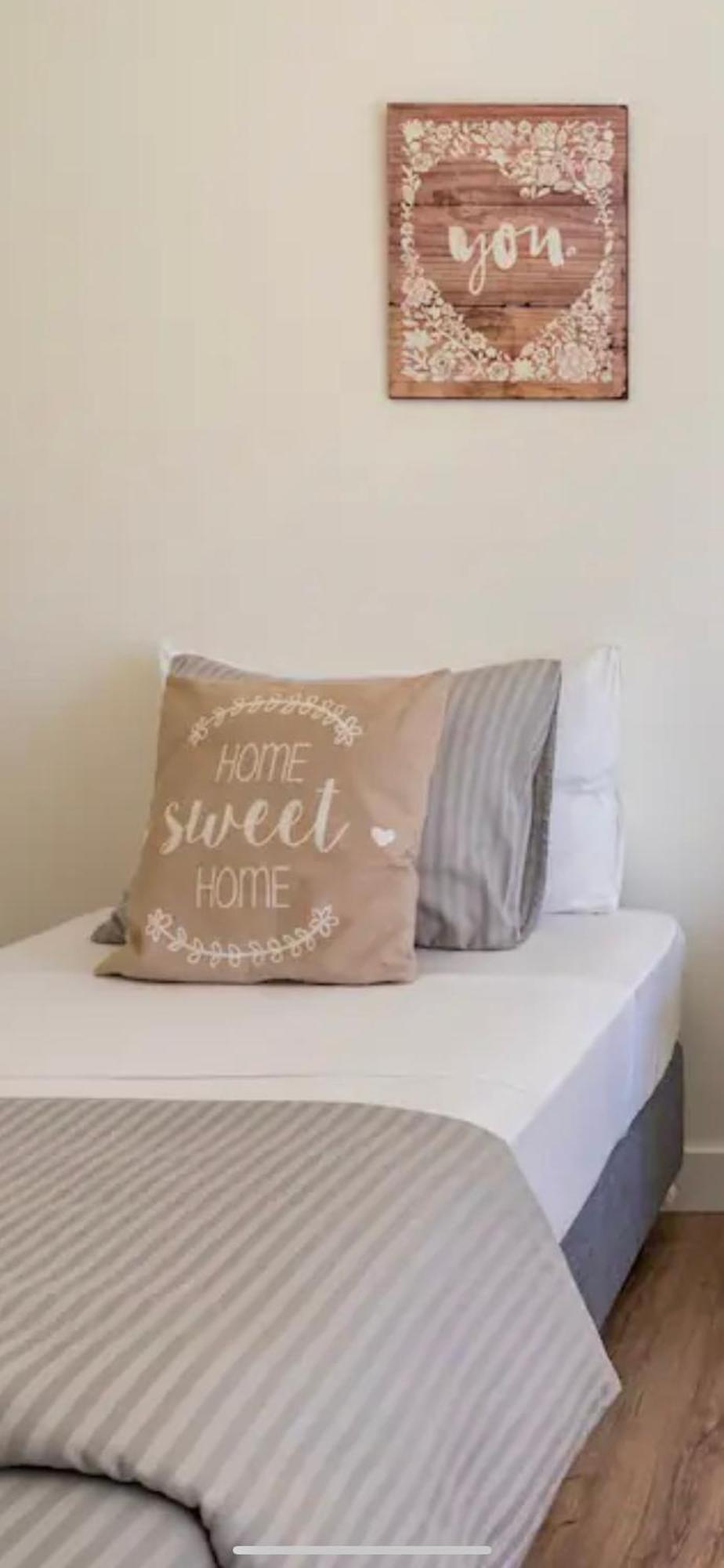 Modern Twin Room With A Balcony Монтижу Экстерьер фото