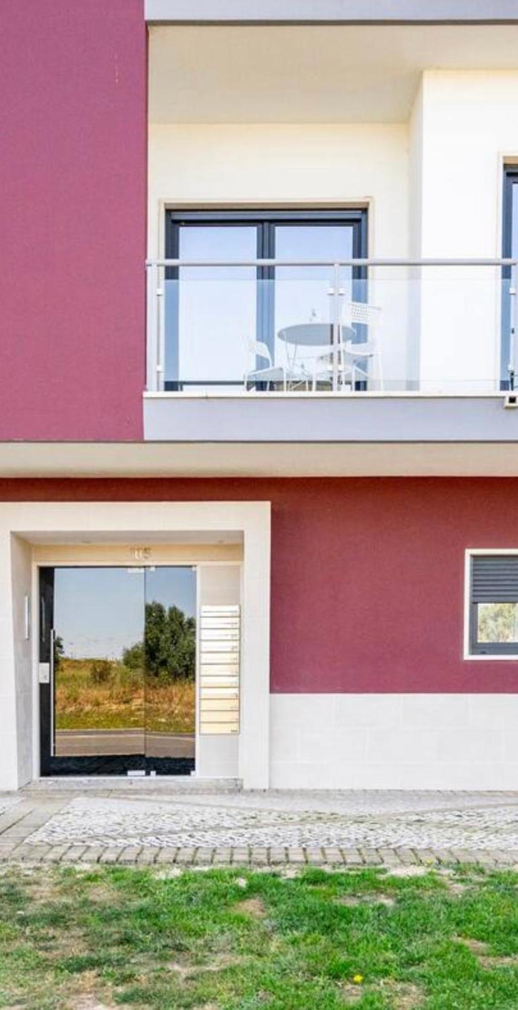 Modern Twin Room With A Balcony Монтижу Экстерьер фото