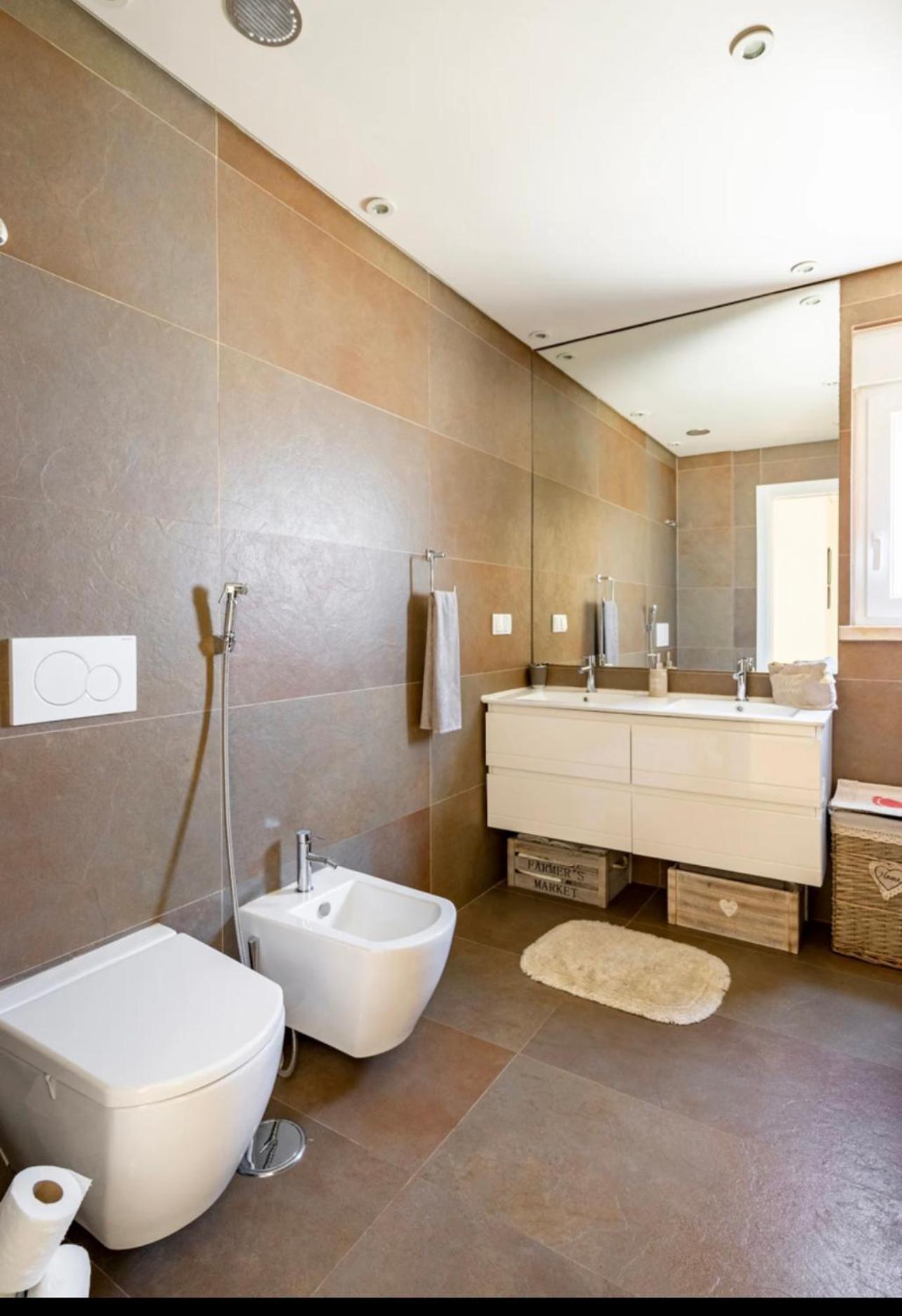 Modern Twin Room With A Balcony Монтижу Экстерьер фото