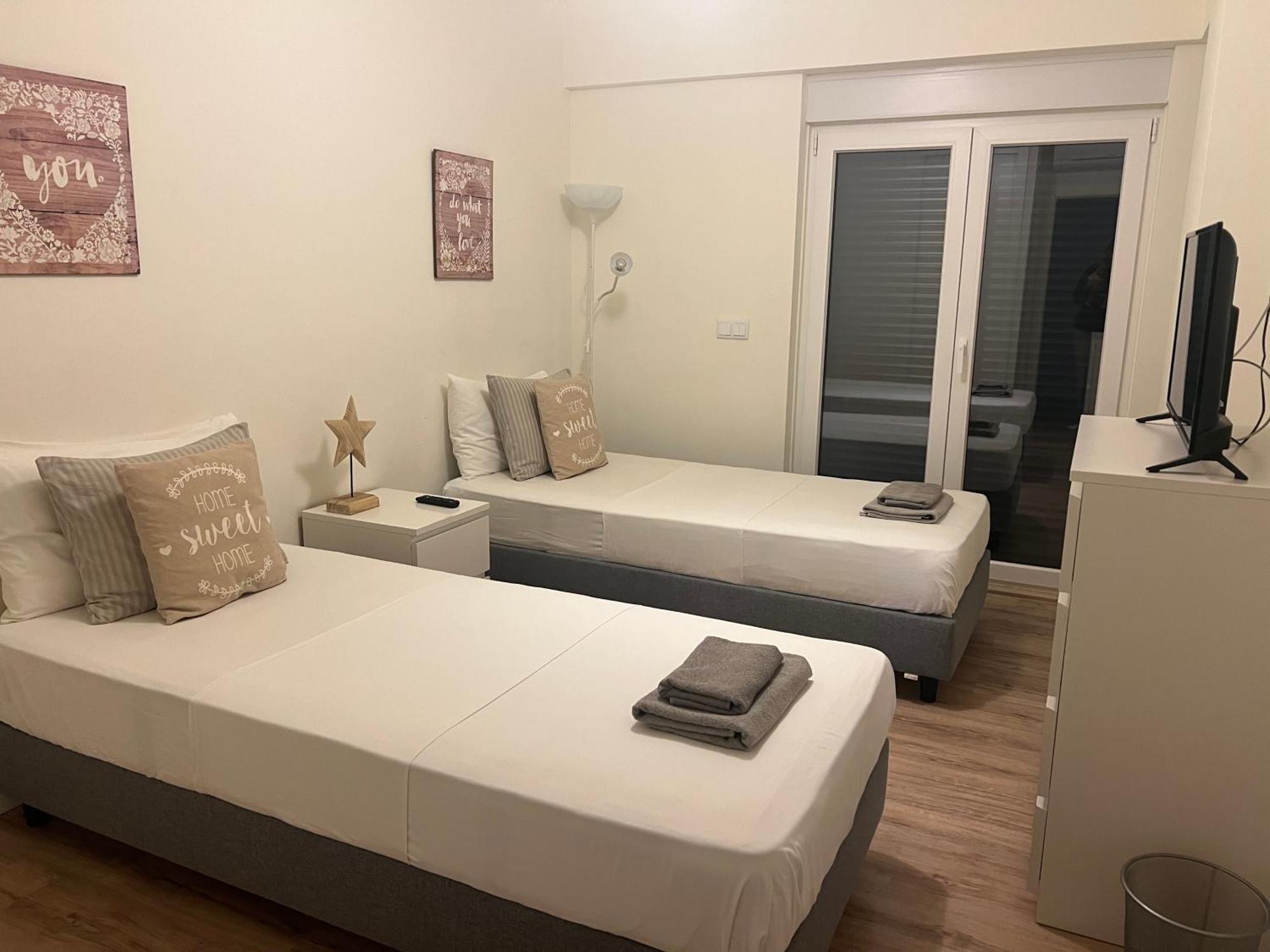 Modern Twin Room With A Balcony Монтижу Экстерьер фото