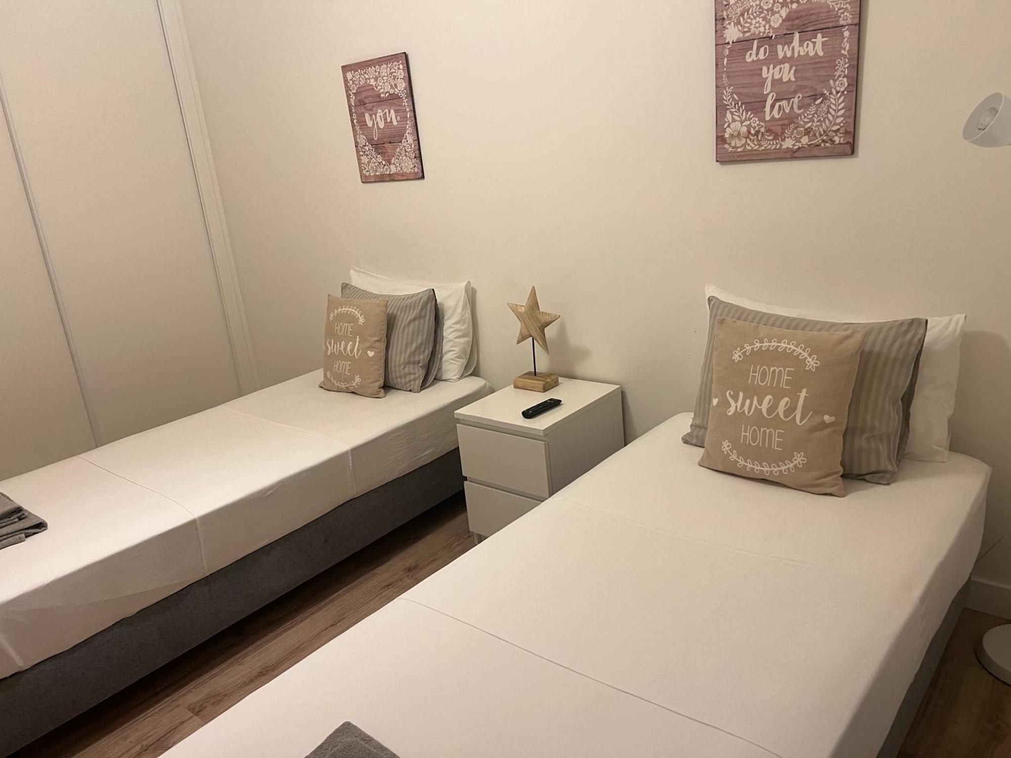 Modern Twin Room With A Balcony Монтижу Экстерьер фото