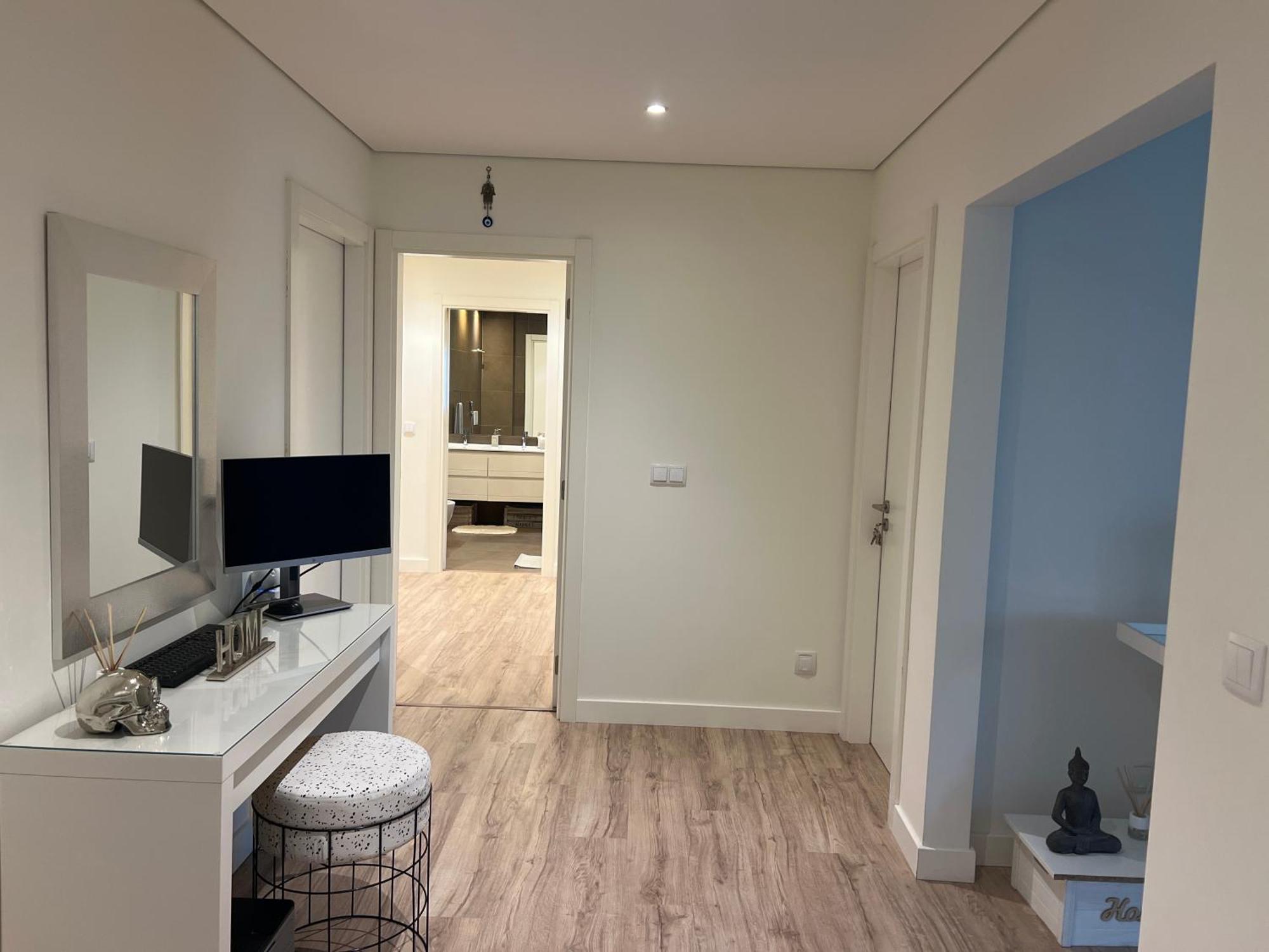 Modern Twin Room With A Balcony Монтижу Экстерьер фото