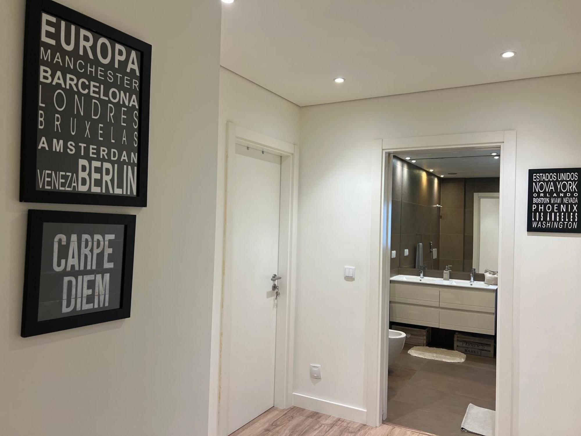 Modern Twin Room With A Balcony Монтижу Экстерьер фото