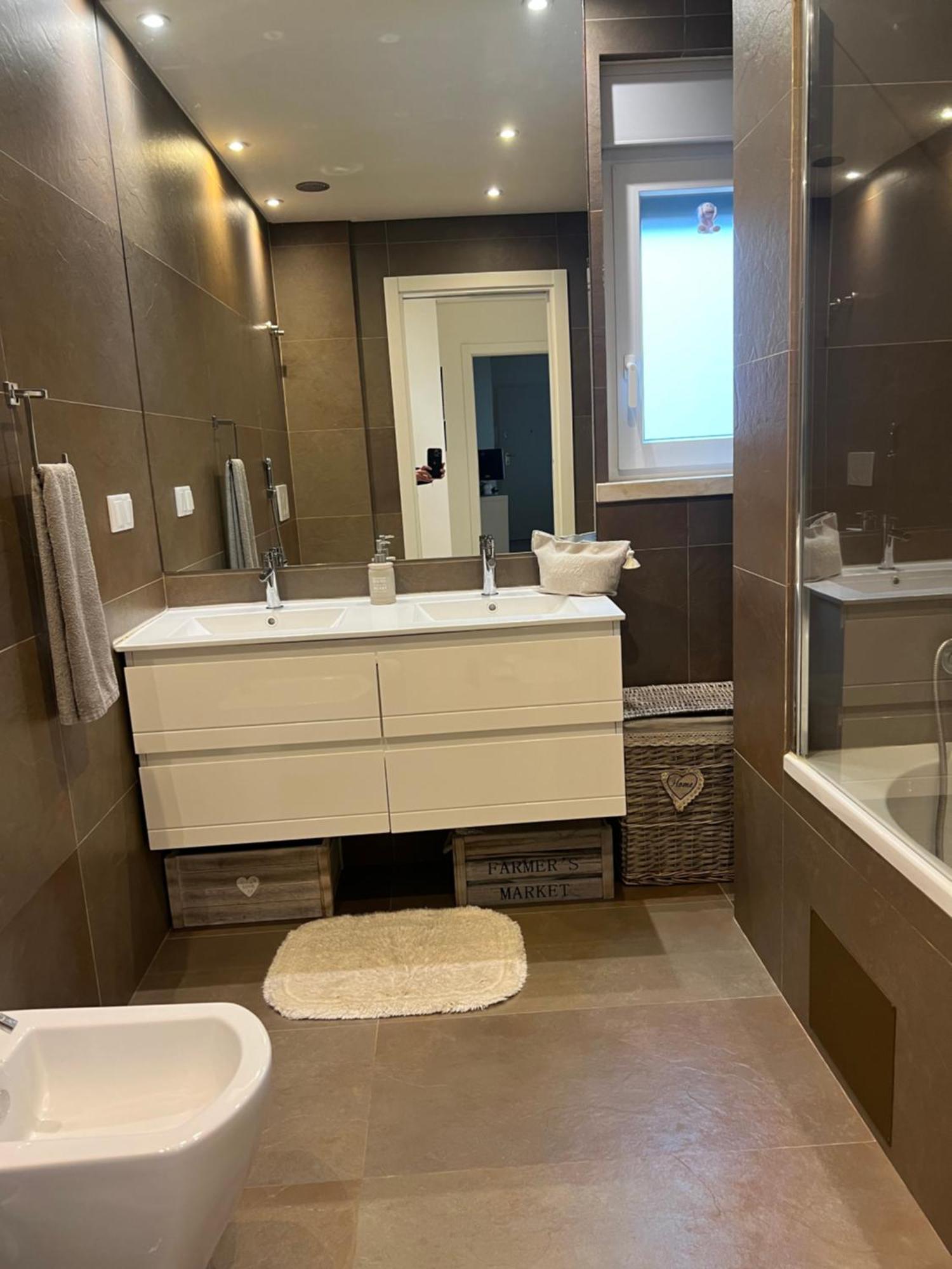 Modern Twin Room With A Balcony Монтижу Экстерьер фото