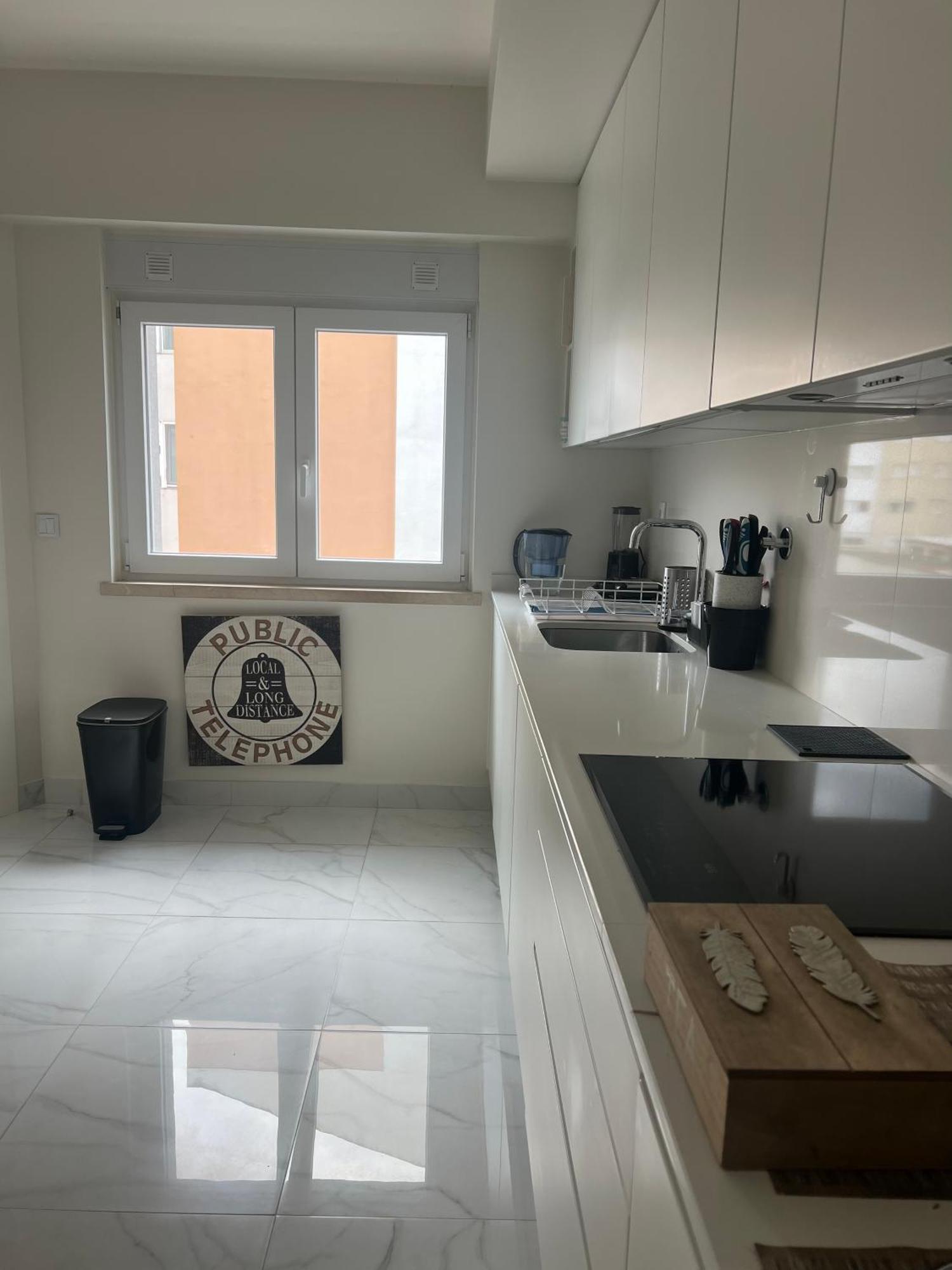 Modern Twin Room With A Balcony Монтижу Экстерьер фото